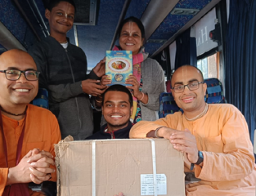 ISKCON Punjabi Bagh book distribution team visits Gorakhpur and Varanasi